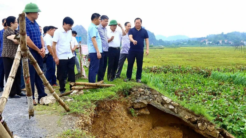 Bí thư Tỉnh ủy Hòa Bình Nguyễn Phi Long (ngoài cùng bên phải) chỉ đạo xử lý khắc phục hậu quả sạt lở tại đường 445, thành phố Hòa Bình.