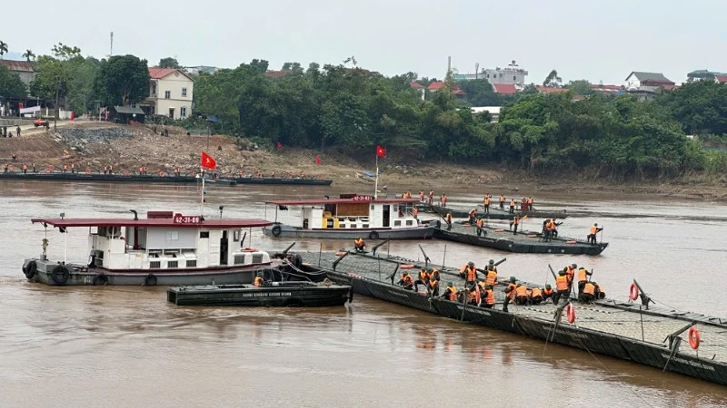 Cầu phao đang được cán bộ, chiến sĩ Lữ đoàn Công binh 249 lắp đặt.