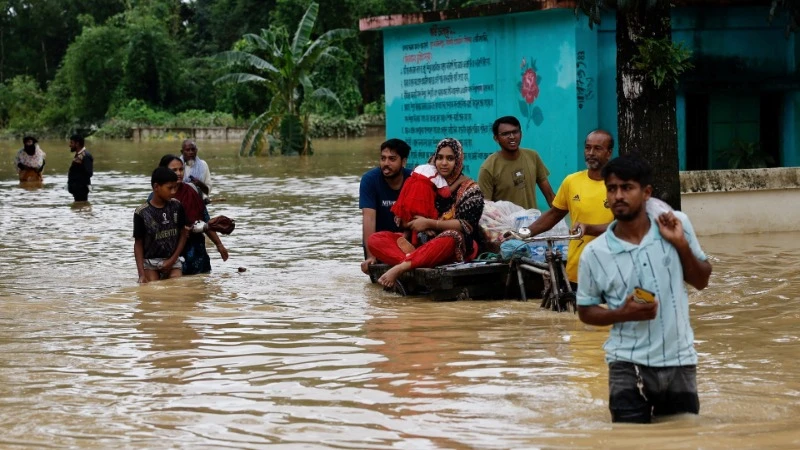 Một đợt lũ lụt nghiêm trọng vừa xuất hiện tại Bangladesh đã khiến ít nhất 5 người tử vong, hàng nghìn người phải di tản khẩn cấp. (Ảnh: Reuters)