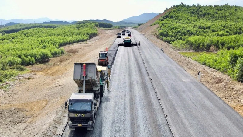 Thi công dự án đường cao tốc bắc-nam đoạn Vân Phong-Nha Trang. (Ảnh TUẤN KHẢI) 