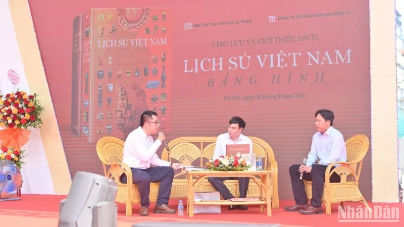 Giao lưu và giới thiệu sách “Lịch sử Việt Nam bằng hình” tại Hội sách Hà Nội. 