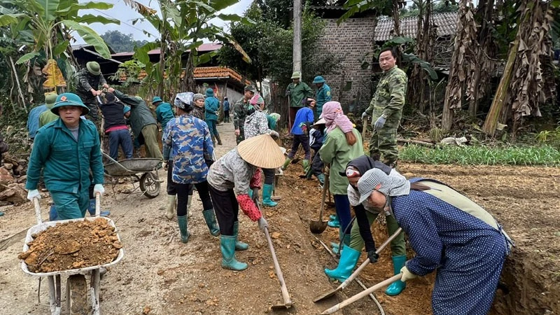 Việc sáp nhập giúp các thôn, tổ thuận lợi huy động sức người, sức của xây dựng nông thôn mới. (Trong ảnh: Người dân xã Cao Sơn, huyện Bạch Thông chung sức làm đường nông thôn mới). (Ảnh: TUẤN SƠN)