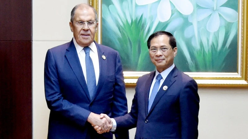 Phó Thủ tướng, Bộ trưởng Ngoại giao Bùi Thanh Sơn và Bộ trưởng Ngoại giao Nga Sergei Lavrov. (Ảnh: Quang Hòa).