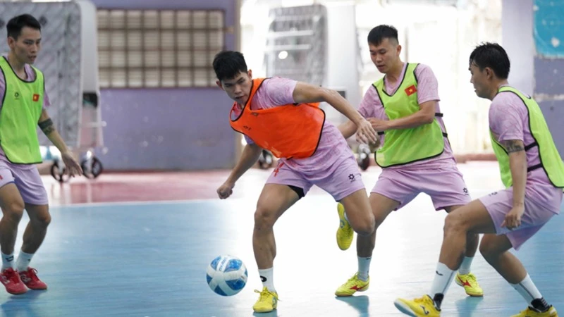 Các thành viên đội tuyển futsal Việt Nam tập luyện hăng hái. (Ảnh: VFF)