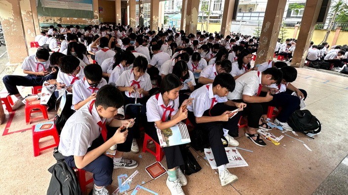 Học sinh Trường trung học cơ sở Lê Lợi, thành phố Biên Hòa, thực hiện cắt, dán thành mô hình Cột cờ Hà Nội trong giờ hoạt động trải nghiệm-hướng nghiệp.