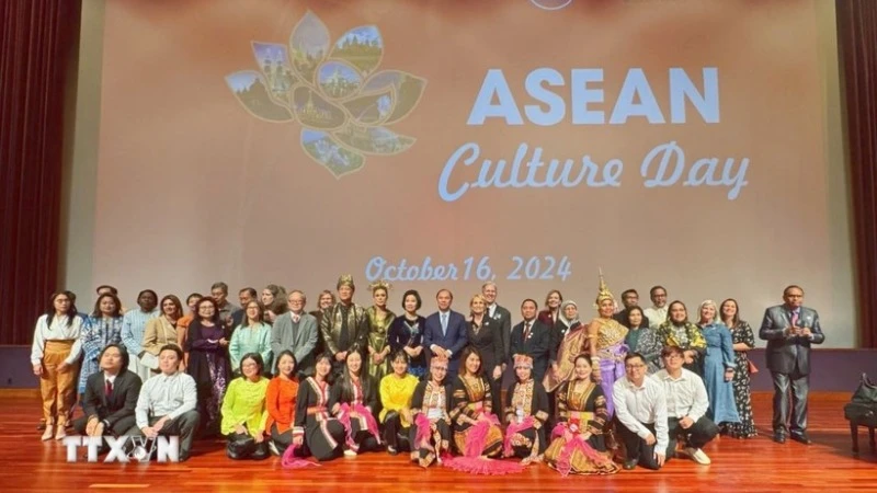 Đại sứ và Phu nhân các nước ASEAN chụp ảnh cùng các khách mời tại sự kiện. (Ảnh: Kiều Trang/TTXVN)