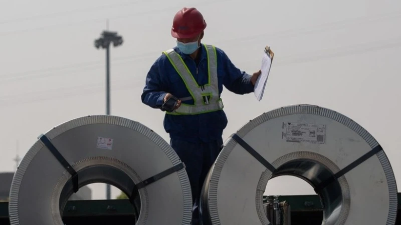 Công nhân kiểm tra các cuộn thép tại tỉnh Hồ Bắc, Trung Quốc. (Ảnh: AFP/TTXVN)