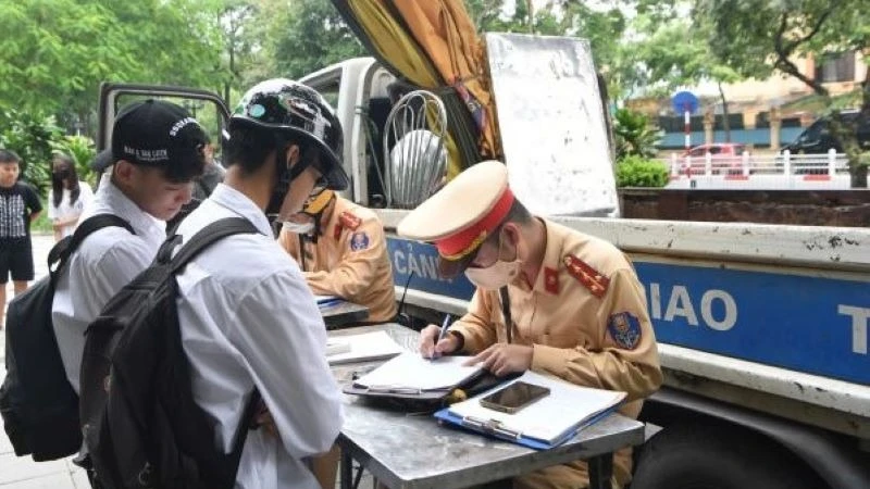 Công an thành phố Hà Nội tập trung cao điểm bảo đảm trật tự an toàn giao thông cho lứa tuổi học sinh. (Ảnh: Cục Cảnh sát giao thông)