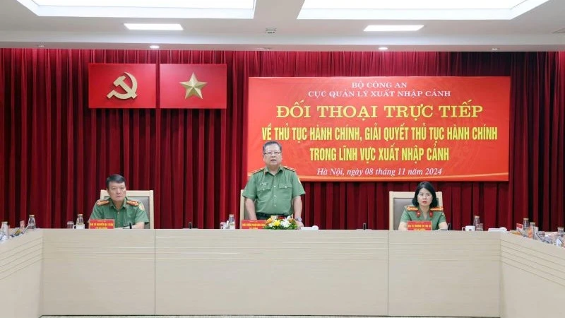 Thiếu tướng Phạm Đăng Khoa, Cục trưởng Cục Quản lý xuất nhập cảnh chủ trì đối thoại.