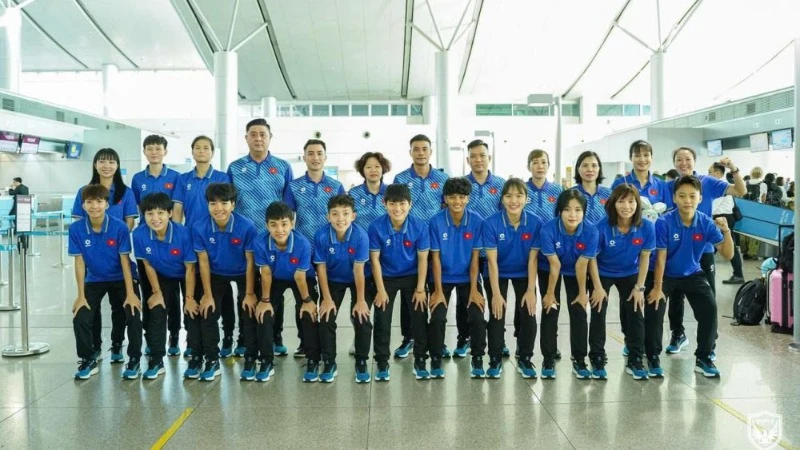 Các thành viên ban huấn luyện và các cầu thủ đội tuyển futsal Việt Nam. (Ảnh: VFF)