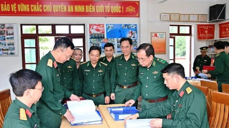 Đoàn kiểm tra do Trung tướng Lê Quang Minh, Phó Chủ nhiệm Tổng cục Chính trị Quân đội nhân dân Việt Nam dẫn đầu kiểm tra công tác Đảng ở cấp ủy trực thuộc Đảng ủy Bộ đội Biên phòng Thanh Hóa, ngày 8/11/2023. (Ảnh: MAI LUẬN)