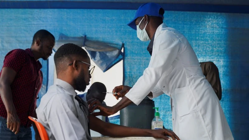 Một viên chức y tế Nigeria đang tiêm vaccine đậu mùa khỉ tại Trung tâm Y tế Liên bang ở Abuja, Nigeria. (Ảnh: Reuters)