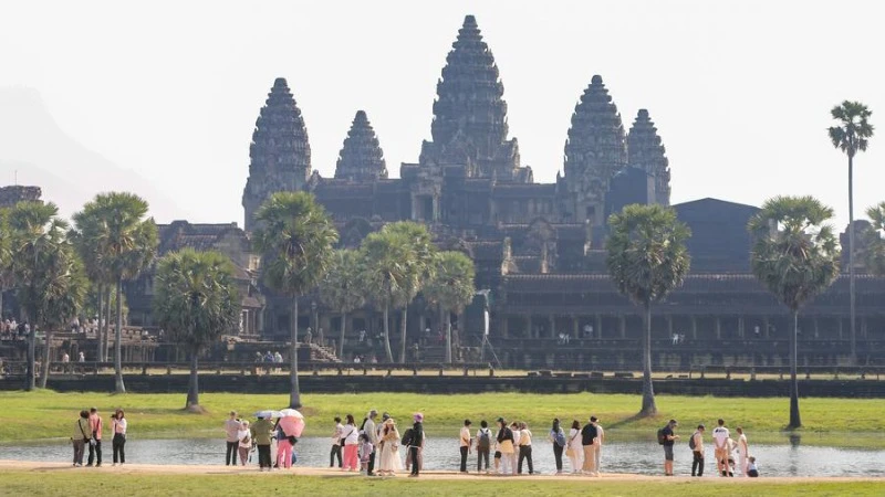 Khách du lịch tham quan Angkor Wat ở tỉnh Siem Reap, Campuchia. (Ảnh: Tân Hoa xã)