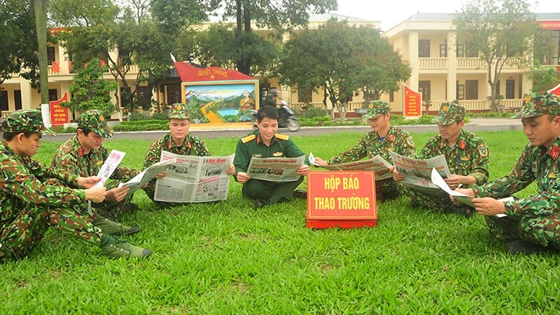 Cán bộ, chiến sĩ Đại đội trinh sát, Phòng Tham mưu, Bộ Chỉ huy quân sự tỉnh Bắc Giang đọc báo Đảng trong giờ nghỉ ở thao trường. (Ảnh: PHẠM ĐOÀN)