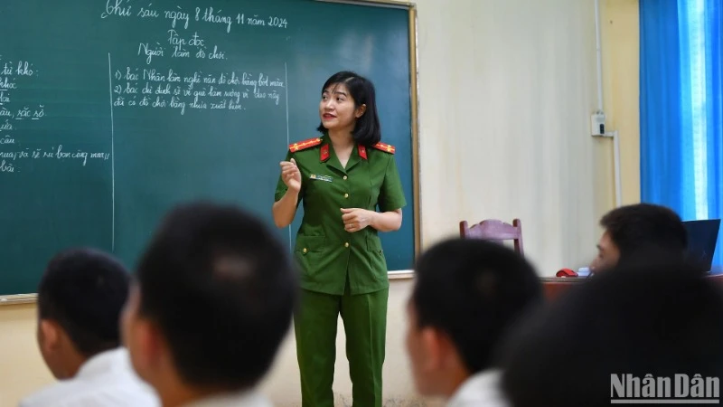 Đại úy Lê Thị Hồng Lụa và các học sinh trong giờ học văn hóa. (Ảnh: LINH PHAN)