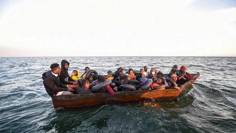 (Tư liệu) Người di cư lênh đênh trên Địa Trung Hải ở ngoài khơi bờ biển thành phố Sfax, Tunisia. (Ảnh: AFP/TTXVN)