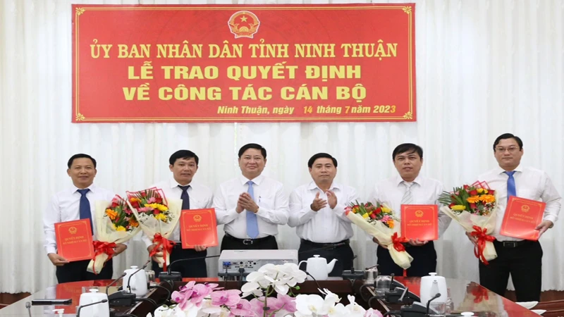 Lãnh đạo tỉnh Ninh Thuận chúc mừng 4 cán bộ vừa được bổ nhiệm.