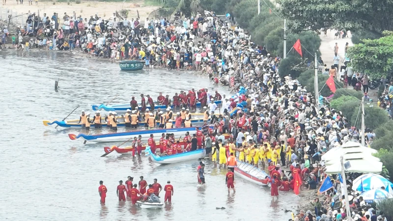 Đông đảo người dân và du khách đến cổ vũ các vận động viên trước khi bước vào cuộc tranh tài.