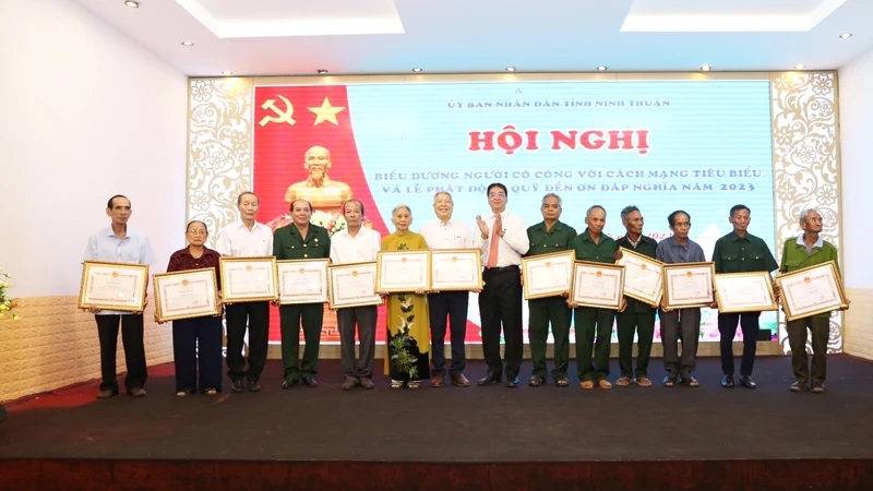 Phó Chủ tịch Ủy ban nhân dân tỉnh Ninh Thuận Nguyễn Long Biên tặng Bằng khen cho gia đình và cá nhân người có công với cách mạng tiêu biểu.