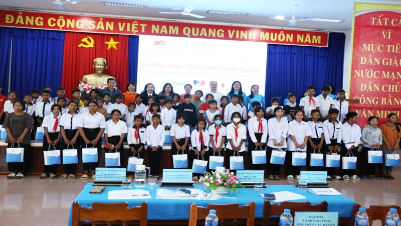 Ban tổ chức trao học bổng và quà tặng cho trẻ em dân tộc thiểu số mồ côi, học sinh có hoàn cảnh khó khăn đang học các lớp thuộc cấp trung học phổ thông và học sinh trúng tuyển đại học năm 2023 huyện Bác Ái, tỉnh Ninh Thuận.