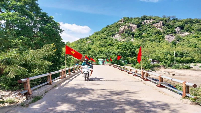 Cơ sở hạ tầng tại huyện Thuận Bắc được đầu tư xây dựng khang trang.