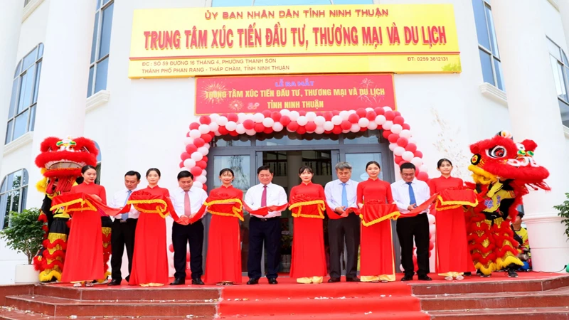 Các đồng chí lãnh đạo tỉnh Ninh Thuận cắt băng công bố ra mắt Trung tâm Xúc tiến Đầu tư, Thương mại và Du lịch tỉnh Ninh Thuận.