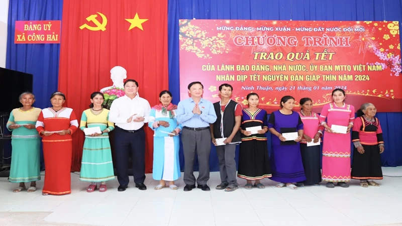 Đoàn công tác do Phó Chủ tịch Quốc hội Nguyễn Khắc Định dẫn đầu, cùng lãnh đạo Ủy ban nhân dân tỉnh Ninh Thuận đến thăm, tặng quà chúc Tết Nguyên Đán Giáp Thìn 2024 cho các hộ nghèo tại xã Công Hải, huyện Thuận Bắc, Ninh Thuận.