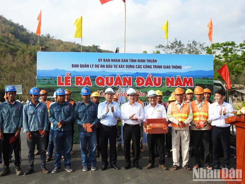 Lãnh đạo Tỉnh ủy, Hội đồng nhân dân và Ủy ban nhân dân tỉnh Ninh Thuận tặng quà đầu năm 2024 và động viên các đơn vị thi công nỗ lực hoàn thành dự án đúng kế hoạch.