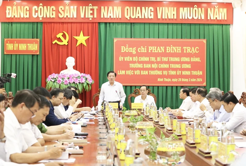 Đồng chí Phan Đình Trạc, Ủy viên Bộ Chính trị, Bí thư Trung ương Đảng, Trưởng Ban Nội chính Trung ương phát biểu tại buổi làm việc với tỉnh Ninh Thuận.