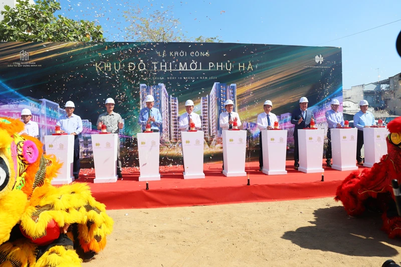 Lãnh đạo tỉnh Ninh Thuận cùng nhà đầu tư ấn nút khởi công dự án.