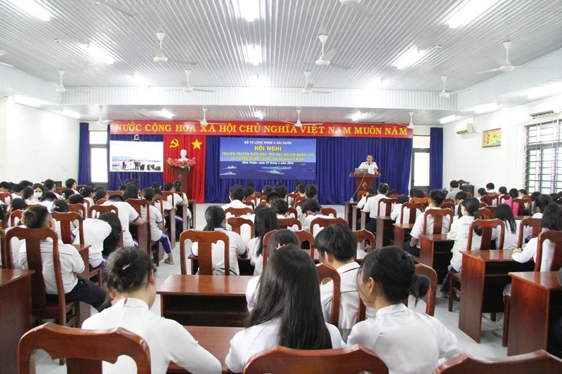 Quang cảnh buổi tuyên truyền tại Trường THPT Nguyễn Trãi.
