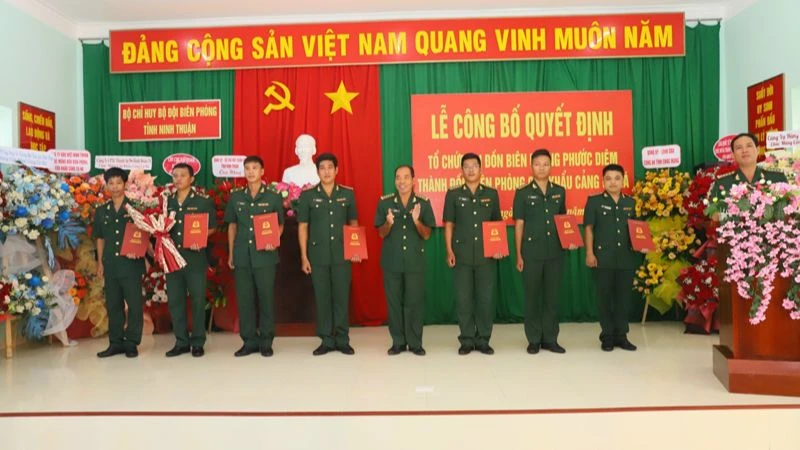 Lãnh đạo Bộ Chỉ huy Bộ đội Biên phòng tỉnh Ninh Thuận trao Quyết định về công tác cán bộ cho các đồng chí được điều động, bổ nhiệm, giao nhiệm vụ tại Đồn Biên phòng cửa khẩu cảng Cà Ná. (Ảnh: NGUYỄN TRUNG)