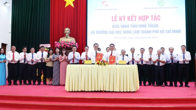 Lãnh đạo Ủy ban nhân dân tỉnh Ninh Thuận và Trường đại học Nông Lâm Thành phố Hồ Chí Minh ký kết hợp tác trước sự chứng kiến của lãnh đạo các sở, ban, ngành địa phương và tập thể cán bộ, giảng viên Trường đại học Nông Lâm Thành phố Hồ Chí Minh tại buổi lễ. (Ảnh: NGUYỄN TRUNG)