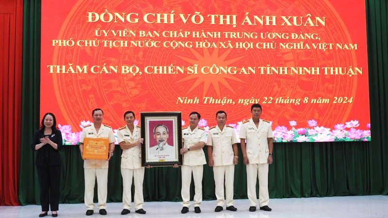 Phó Chủ tịch nước Võ Thị Ánh Xuân tặng di ảnh Bác Hồ kính yêu cho cán bộ, chiến sĩ Công an tỉnh Ninh Thuận. (Ảnh: NGUYỄN TRUNG)