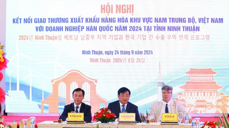 Lãnh đạo Ủy ban nhân dân tỉnh Ninh Thuận và Hiệp hội Doanh nhân và Đầu tư Việt Nam-Hàn Quốc (VKBIA) chủ trì hội thảo (Ảnh: NGUYỄN TRUNG)