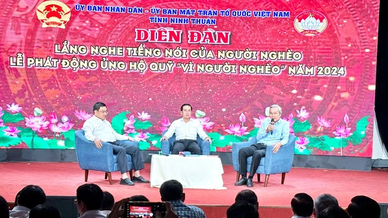 Lãnh đạo tỉnh Ninh Thuận tại diễn đàn lắng nghe tiếng nói của người nghèo (Ảnh: NGUYỄN TRUNG)