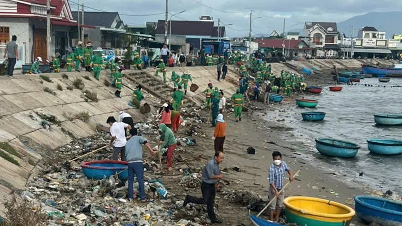 Thị trấn Khánh Hải, huyện Ninh Hải (Ninh Thuận) huy động hàng trăm cán bộ, nhân dân phối hợp với công nhân vệ sinh môi trường của Công ty Trách nhiệm hữu hạn Xây dựng-Thương mại và Sản xuất Nam Thành Ninh Thuận thu dọn hàng trăm khối rác tại khu vực đầm Nại. (Ảnh: NGUYỄN TRUNG)