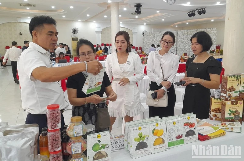 Doanh nghiệp Lâm Đồng giới thiệu sản phẩm đặc trưng của địa phương với doanh nghiệp phân phối tại Long An.