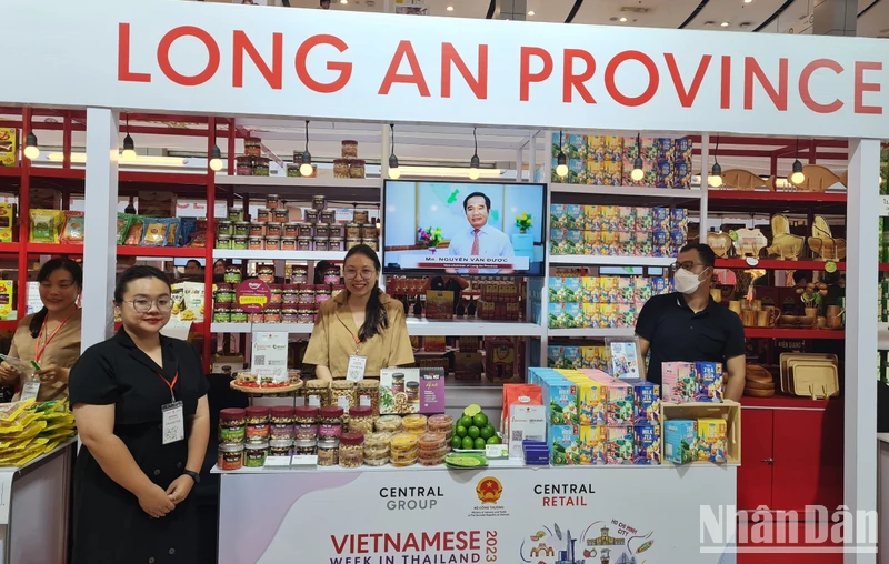 Sản phẩm nông sản tươi, nông sản chế biến, thực phẩm chế biến, đồ uống, hàng thủ công mỹ nghệ của doanh nghiệp Long An tham gia “Tuần hàng Việt Nam tại Thái Lan".