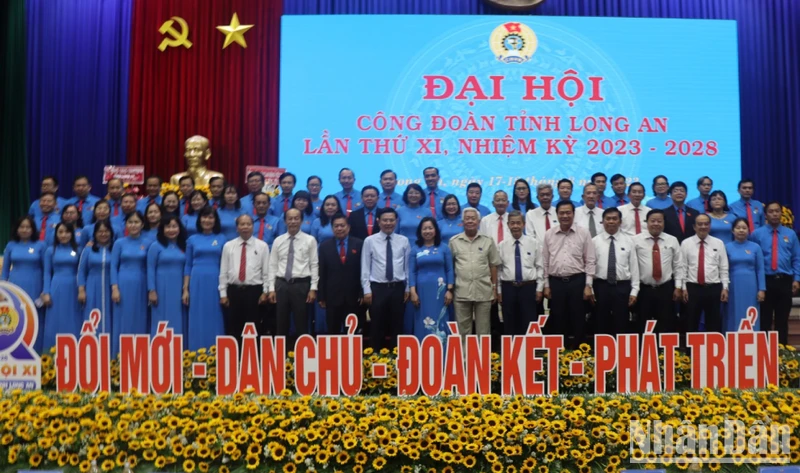 Ban Chấp hành Liên đoàn Lao động tỉnh Long An khóa XI, nhiệm kỳ 2023-2028 chụp hình lưu niệm với lãnh đạo Tổng Liên đoàn Lao động Việt Nam cùng lãnh đạo tỉnh qua các thời kỳ.