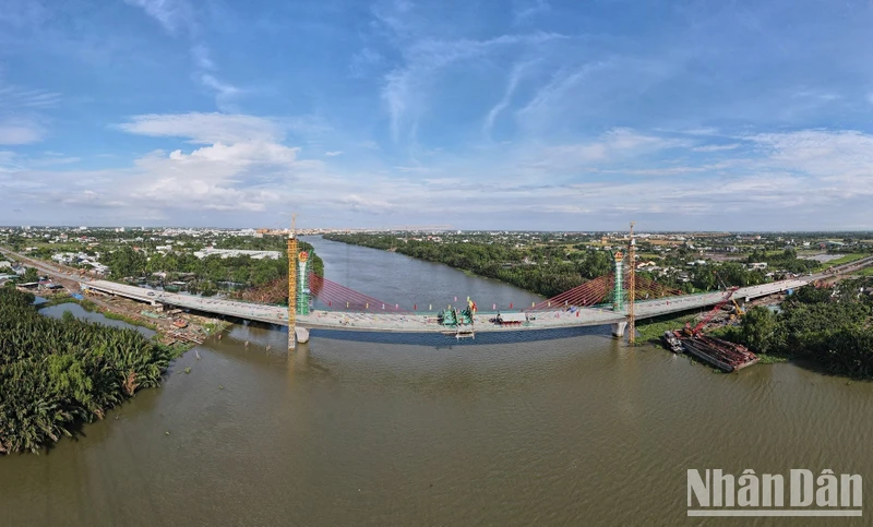 Cầu Vàm Cỏ Tây chính thức hợp long nối liền tuyến đường Vành đai của thành phố kết nối giao thông với các huyện Thủ Thừa, Tân Trụ, Châu Thành (Long An).