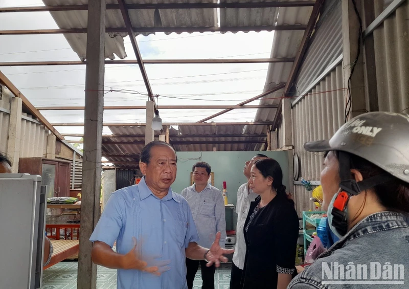 Lãnh đạo Sở Nông nghiệp và Phát triển nông thôn Long An thăm hỏi, động viên người dân xã Hòa Phú (Châu Thành, Long An) có nhà bị lốc xoáy làm tốc mái hoàn toàn xảy ra vào chiều tối ngày 8/9/2023. 