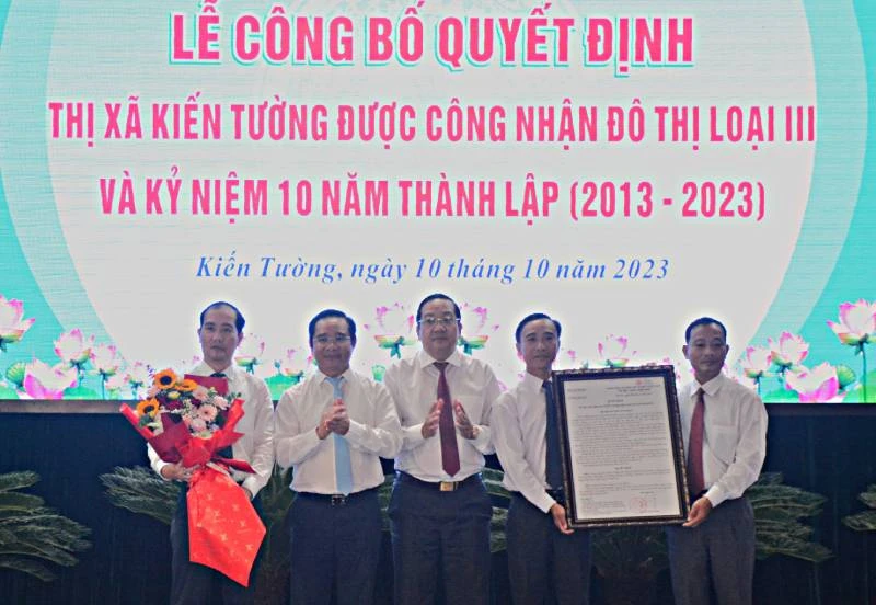 Lãnh đạo tỉnh Long An trao Quyết định của Bộ Xây dựng công nhận thị xã Kiến Tường (Long An) đạt đô thị loại III. 