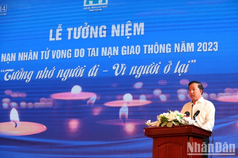 Chủ tịch Ủy ban nhân tỉnh Long An Nguyễn Văn Út phát biểu tại lễ tưởng niệm. 