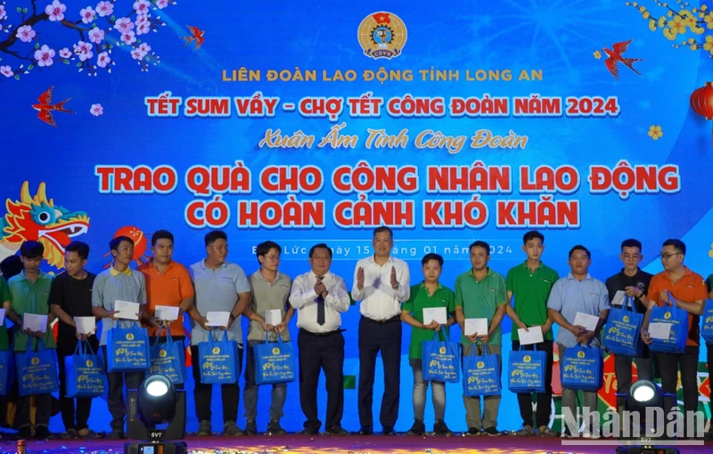 Lãnh đạo Tổng Liên đoàn Lao động Việt Nam và tỉnh Long An trao quà Tết cho công nhân lao động đang làm việc tại Long An. 