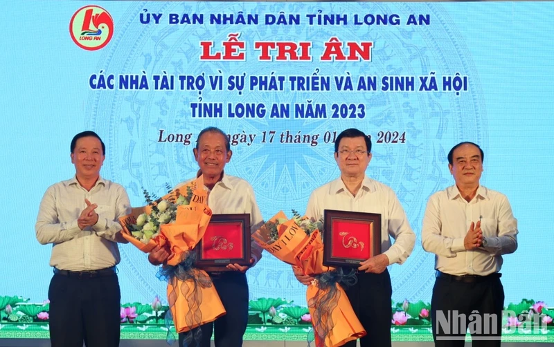 Lãnh đạo tỉnh Long An tặng hoa tri ân nguyên Chủ tịch nước Trương Tấn Sang và nguyên Phó thủ tướng Chính phủ Trương Hòa Bình.