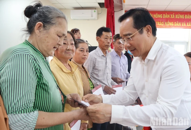 Bí thư Tỉnh ủy Long An Nguyễn Văn Được trao quà Tết cho các gia đình chính sách xã Lương Bình, Bến Lức, Long An.