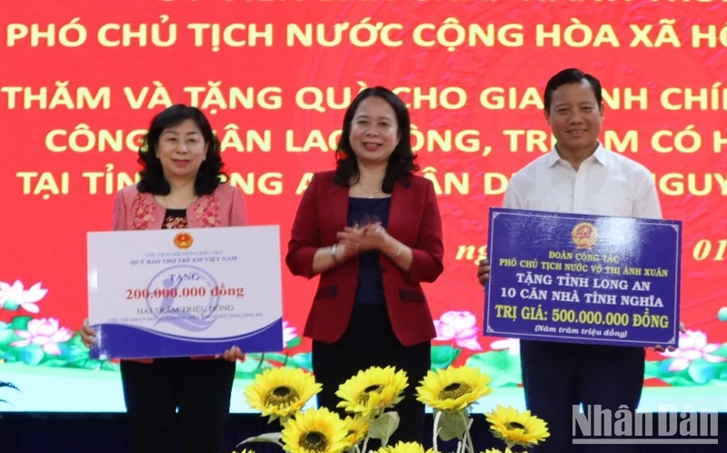 Phó Chủ tịch nước Võ Thị Ánh Xuân trao tặng 10 căn nhà tình nghĩa và tiền cho Quỹ bảo trợ trẻ em tỉnh Long An.