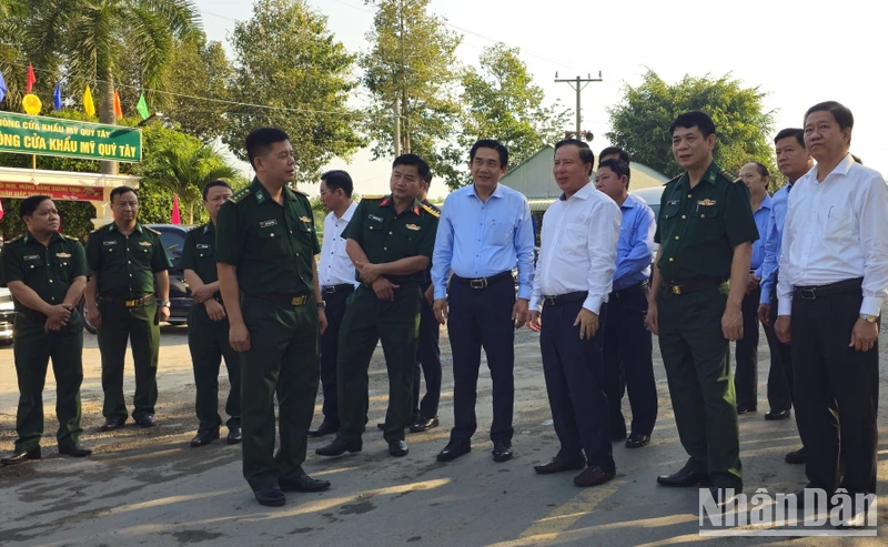 Chủ tịch Ủy ban nhân dân tỉnh Long An Nguyễn Văn Út (áo trắng) thăm hỏi, động viên lực lượng Đồn Biên phòng cửa khẩu Mỹ Quý Tây (Đức Huệ, Long An).