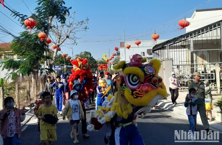 Lân múa phục vụ miễn phí và người dân tham gia diễu hành khu vực thị trấn Tầm Vu, Châu Thành, Long An. 
